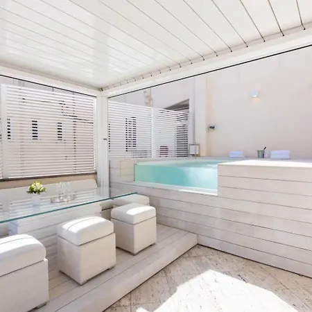 Superb With The Rooftop Jacuzzi *